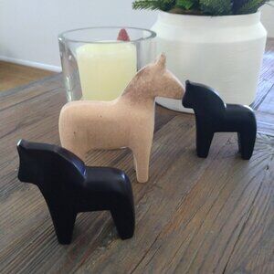 3 Dala horses